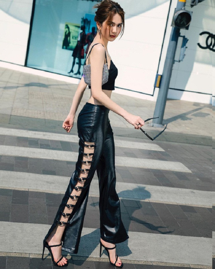 Chi tiết cut out độc đáo giúp Ngọc Trinh khoe chân dài miên man, trắng nõn.