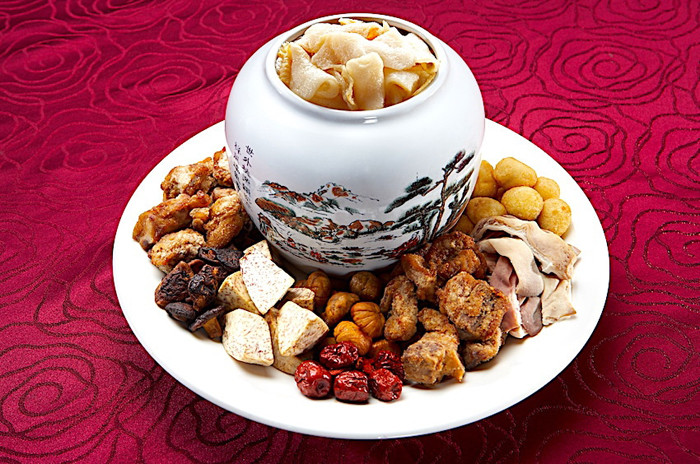 Cụ thể, “Phật nhảy tường” cần tới 30 nguyên liệu toàn sơn hào hải vị như vây cá mập, bào ngư, hải sâm, nấm, sò điệp, gân hươu, nhân sâm... Mỗi loại đều được hấp riêng trong một hũ sau đó cho chung vào một thố bằng đất sét nhỏ miệng, thêm rượu Thiệu Hưng.