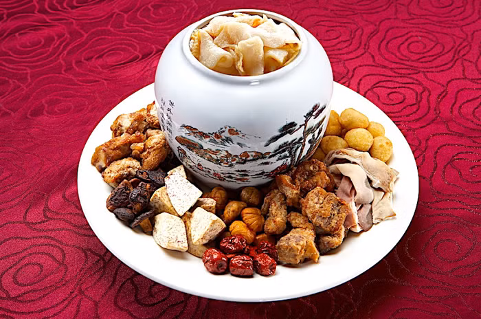 Cụ thể, “Phật nhảy tường” cần tới 30 nguyên liệu toàn sơn hào hải vị như vây cá mập, bào ngư, hải sâm, nấm, sò điệp, gân hươu, nhân sâm... Mỗi loại đều được hấp riêng trong một hũ sau đó cho chung vào một thố bằng đất sét nhỏ miệng, thêm rượu Thiệu Hưng.