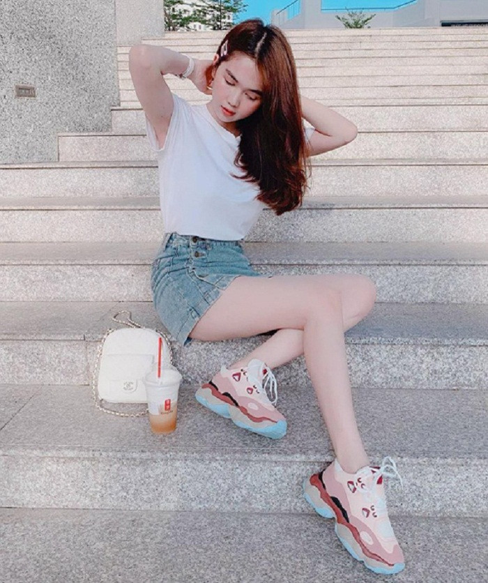 Dù Ngọc Trinh hở bạo hay kín đáo, cô đều khiến người hâm mộ xuýt xoa, dành cơn mưa lời khen nhờ nhan sắc đỉnh cao bất chấp thời gian dù bước sang tuổi 30.