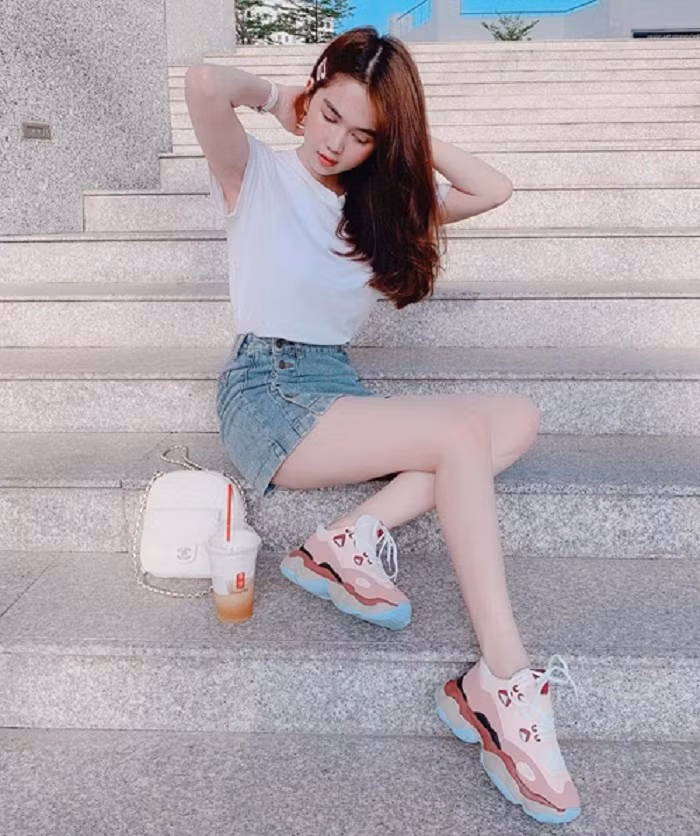 Dù Ngọc Trinh hở bạo hay kín đáo, cô đều khiến người hâm mộ xuýt xoa, dành cơn mưa lời khen nhờ nhan sắc đỉnh cao bất chấp thời gian dù bước sang tuổi 30.