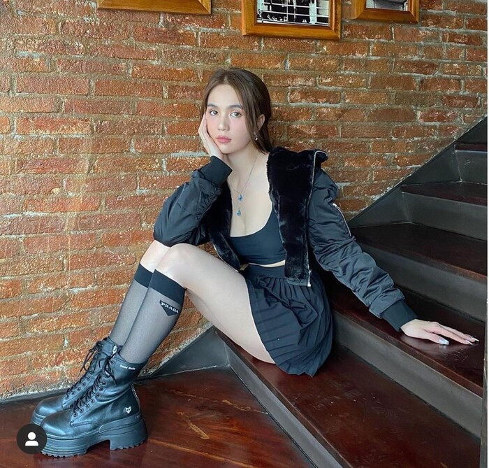 Kiểu mang tất lưới xuyên thấu "nửa vời" của Ngọc Trinh cũng là style được nhiều nữ thần tượng Kpop ưa chuộng.