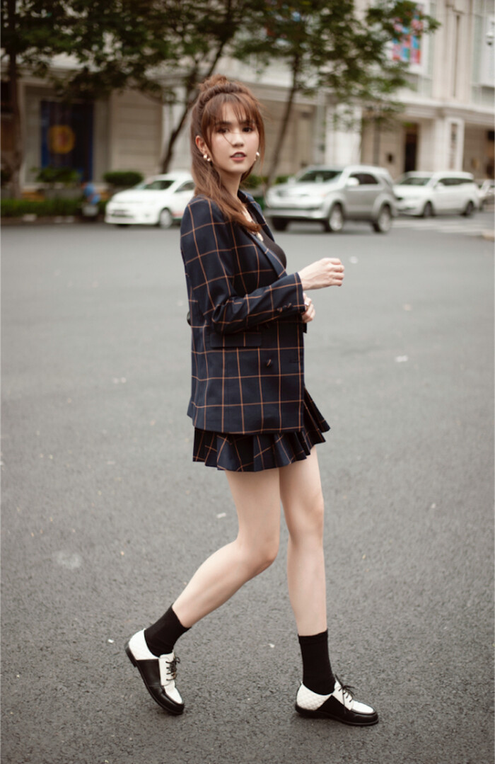 Diện phong cách thời trang học đường kinh điển song không vì thế mà sức hút của Ngọc Trinh hạ nhiệt.