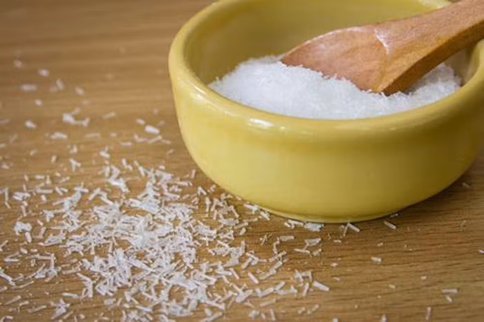 Đặc biệt, không dùng dầu hào với mì chính, bột nêm gà. Đầu bếp lâu năm cho biết, khi dùng dùng bột nêm gà cùng với bột ngọt và dầu hào sẽ giải phóng ra một lượng lớn axit glutamic. Nếu cho ba loại gia vị này vào cùng một lúc, cơ thể sẽ tiêu thụ ngày càng nhiều axit glutamic, gây hại cho sức khỏe.