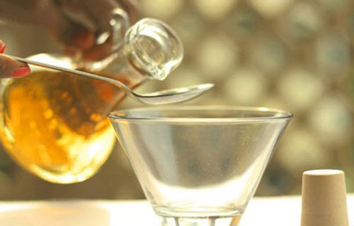 Kết hợp dầu hào với giấm trắng, các sản phẩm tạo vị chua cũng không phải lựa chọn khôn ngoan. Lý do bởi bản thân các loại giấm chứa vị chua tương đối nặng, việc thêm dầu hào chỉ làm chúng trở nên loãng hơn, khiến món ăn có mùi khê gây cảm giác khó chịu cho người thưởng thức.