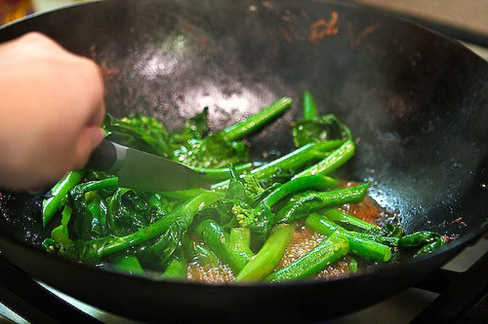 Ngoài ra, thời gian xào quá lâu được xem là yếu tố khiến món ăn thất thoát dinh dưỡng. Nguyên nhân bởi các vitamin trong rau củ rất “nhạy cảm”. Nếu xào trong thời gian dài dưới ngọn lửa nhỏ sẽ khiến lượng vitamin này bị phân hủy. Khi xào, tốt nhất là bạn nên xào lửa to, đảo đều tay.