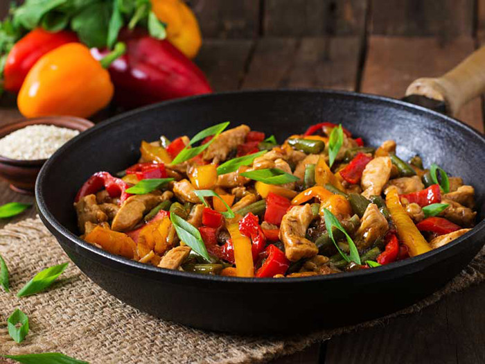 Thay vì cho nguyên liệu vào xào ngay khi bắc bếp, người nấu cần chắc chắn chảo được làm nóng trên ngọn lửa nhỏ ít nhất 3 – 6 phút. Điều này bắt nguồn từ bản chất món xào ngon là làm chín nhanh ở mức nhiệt cao.