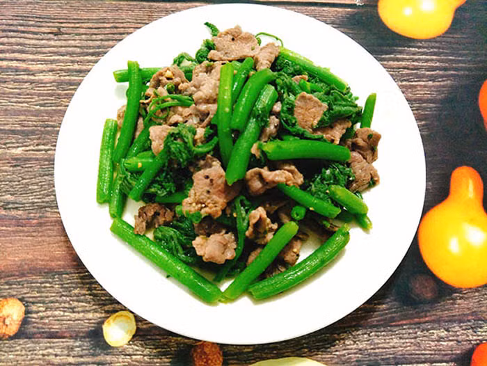 Để khắc phục lỗi này, Ken Hom cho rằng nên xào thịt với dầu ăn đun nóng đến khi thịt cháy cạnh, đảo đều rồi mới cho rau vào xào cùng.