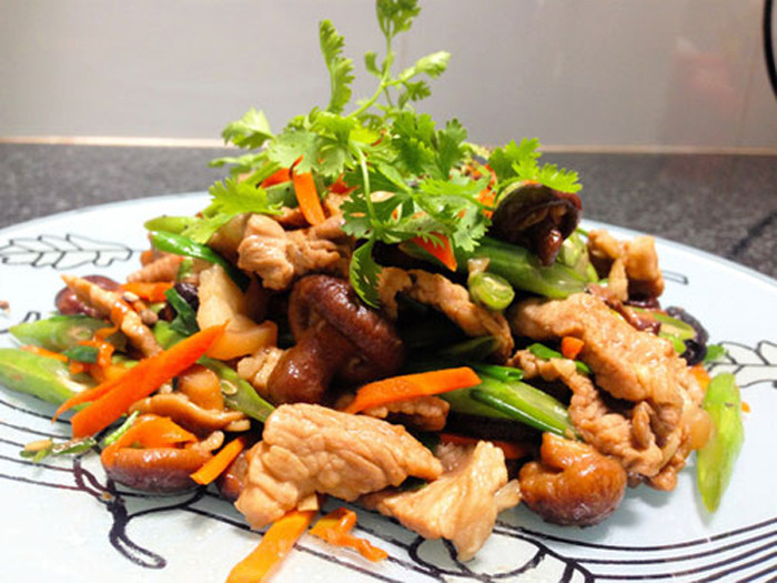 Kích thước nguyên liệu cũng quyết định thành công của món ăn. Thay vì ngẫu hứng, bạn nên thái thịt hoặc rau thành các phần bằng nhau. Không chỉ đẹp mắt, việc tạo kích thước đồng đều còn giúp hạn chế tình trạng chín không đều; cháy khét ở những miếng quá nhỏ.