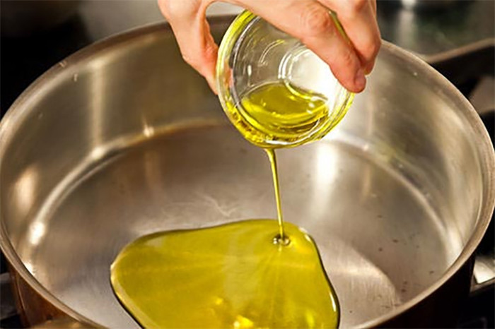 Dầu ăn cũng cần làm nóng trong vòng 1 phút. Ken Hom nhấn mạnh, tuyệt đối không dùng dầu mè trong trường hợp này bởi nó sẽ cháy khét – vừa có hại cho sức khỏe, vừa làm “mất điểm” món ăn.