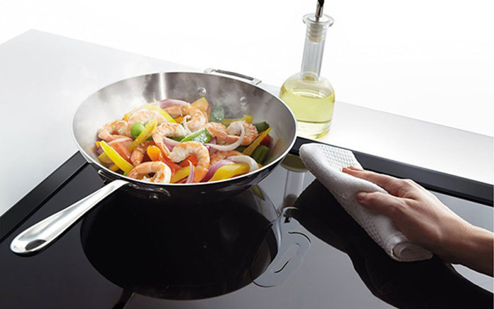 Không làm nóng chảo là một trong những lỗi Ken Hom thường gặp nhất suốt quãng thời gian hành nghề. Lỗi này dễ thấy ở những người nấu ăn vội vã.