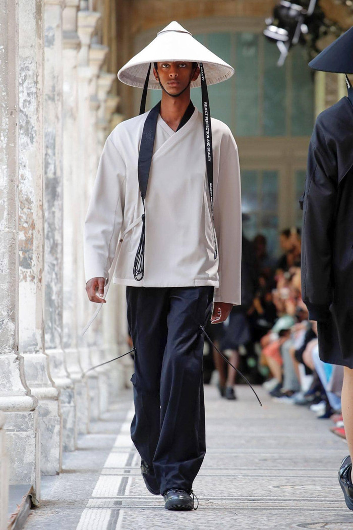 Áo được làm từ chất liệu cotton, thêu bằng kỹ thuật 3D mô phỏng các họa tiết cơ bản trong các bộ Pháp phục truyền thống.