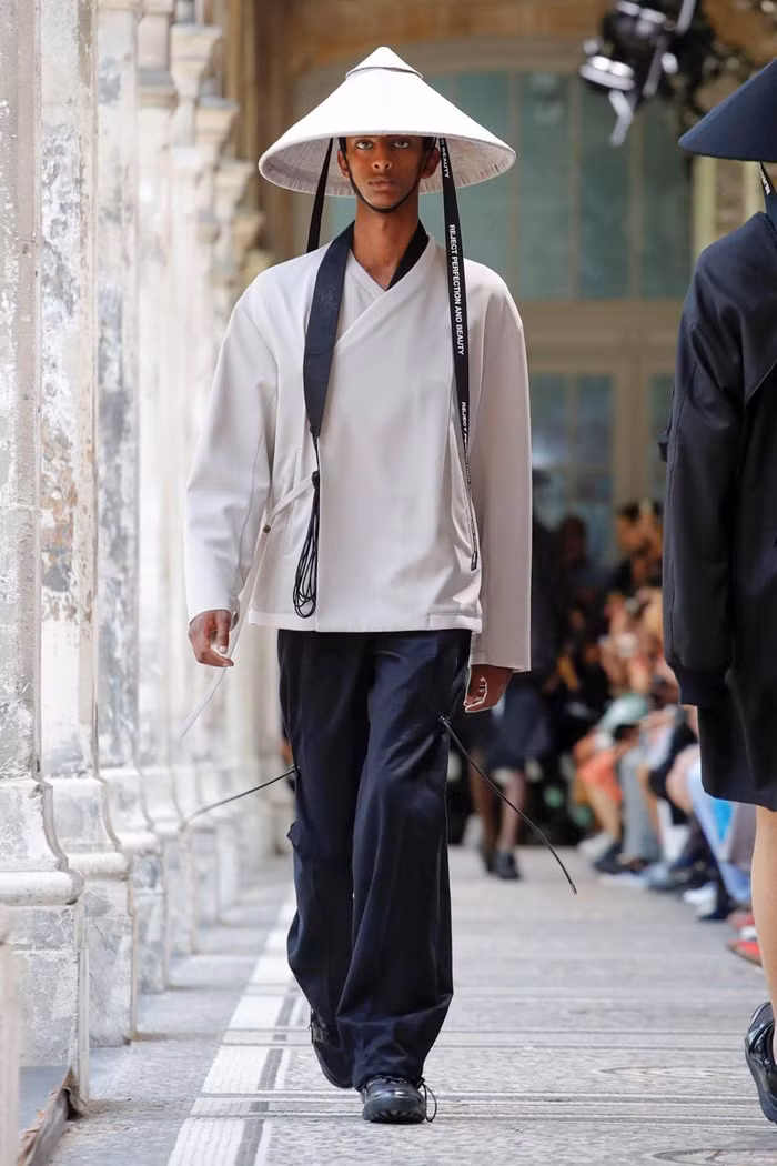 Áo được làm từ chất liệu cotton, thêu bằng kỹ thuật 3D mô phỏng các họa tiết cơ bản trong các bộ Pháp phục truyền thống.