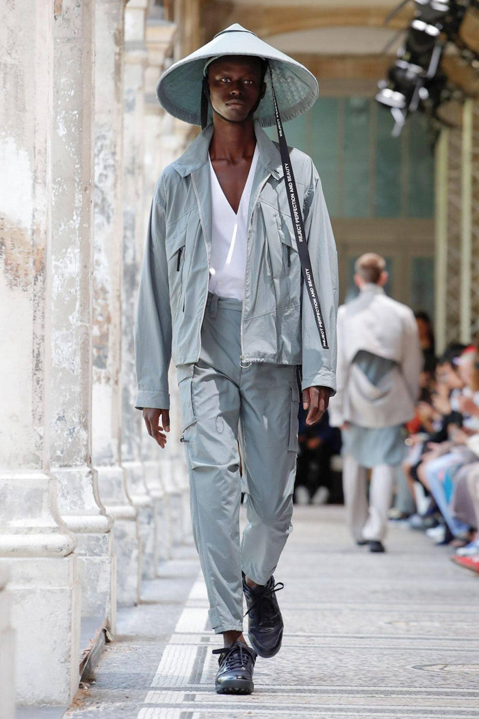 Bảng màu chủ đạo trong bộ sưu tập này là đen, xám, trắng và xanh nước biển.