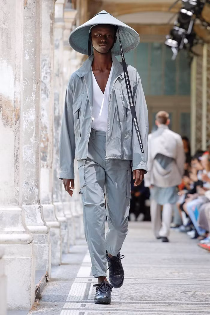 Bảng màu chủ đạo trong bộ sưu tập này là đen, xám, trắng và xanh nước biển.