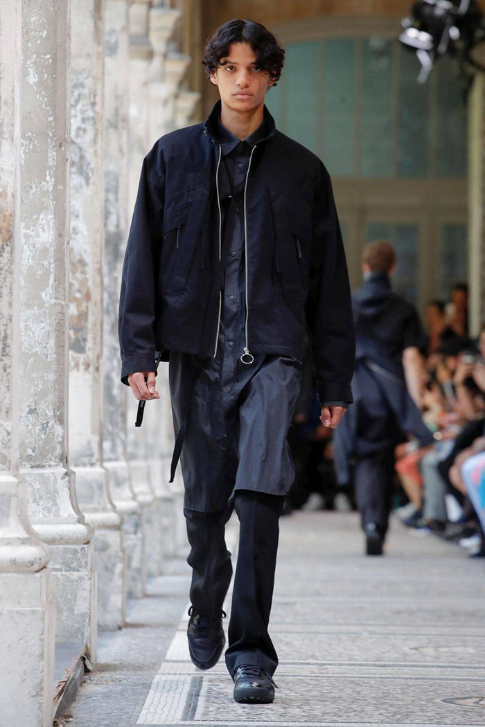 Chẳng hạn, sự kết hợp giữa quần và áo khoác denim mang lại cảm giác kín đáo mà không hề cồng kềnh. Các họa tiết chủ đạo được vẽ bằng màu đen, giống như những bức thư pháp trong các ngôi đền.