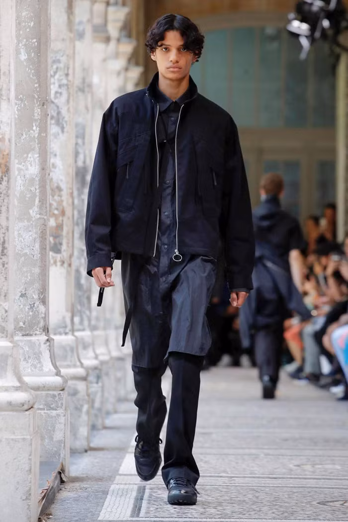 Chẳng hạn, sự kết hợp giữa quần và áo khoác denim mang lại cảm giác kín đáo mà không hề cồng kềnh. Các họa tiết chủ đạo được vẽ bằng màu đen, giống như những bức thư pháp trong các ngôi đền.