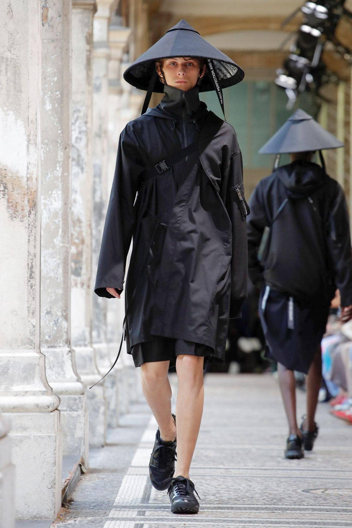 Bộ sưu tập nhấn mạnh sự tinh tế, thiết kế tao nhã, đan xen kim cổ, hài hòa đông tây. Chẳng hạn, nhiều mẫu thiết kế của Morikawa mô phỏng hình bóng trang phục truyền thống kimono trong các buổi hành hương tôn giáo, hay lấy rất quen thuộc với người dân Đông Nam Á.