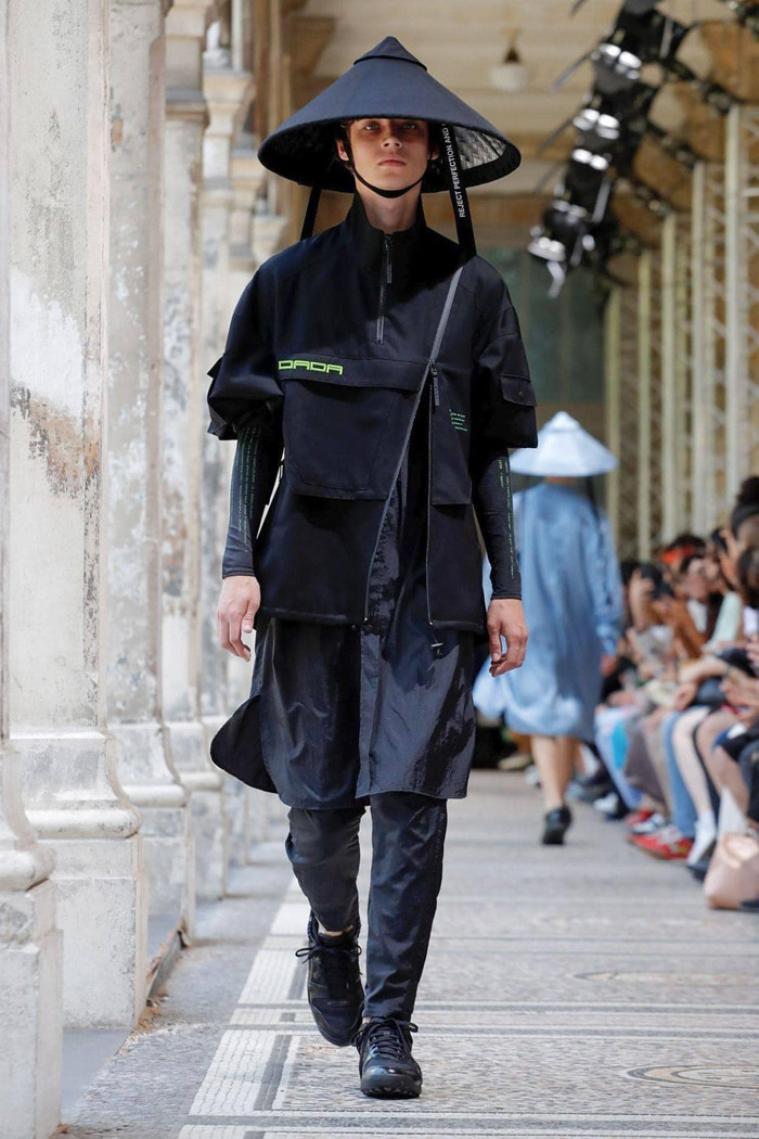 Nhiều mẫu áo trong bộ sưu tập được thiết kế theo hơi hướng thể thao kín đáo, mang lại cảm giác đầy năng lượng cho người mặc.