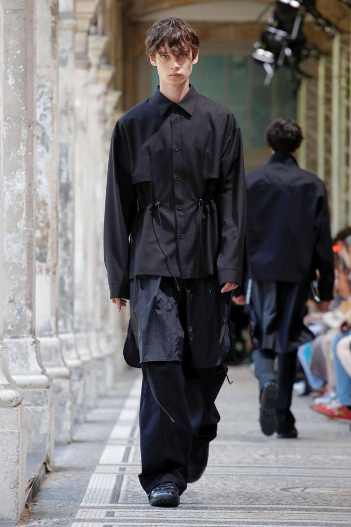 Nói về ý tưởng của mình, Morikawa cho biết: “Ngày nay, nhiều người tham gia các nghi thức tôn giáo song lại ăn bận như đi dạo ngoài trời. Việc kết hợp yếu tố kim – cổ giúp người mặc vừa có sự tinh tế phù hợp mà vẫn thoải mái năng động.