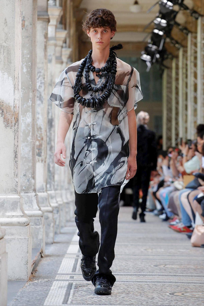 Từ lâu, thế giới tâm linh được xem là đề tài nhạy cảm. Dù có nhiều sự cố song không ngăn được các nhà thiết kế đưa ý tưởng tôn giáo vào những sáng tạo của mình.