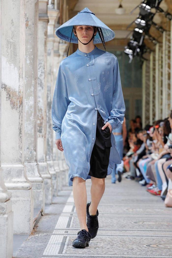 Nhiều năm qua, các sàn diễn thời trang đã chứng kiến không biết bao lần sự lên ngôi của các bộ trang phục đậm chất tâm linh.