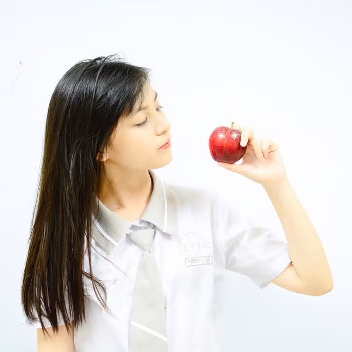 Cô từng đạt điểm 8.5 trong lần thi đầu tiên IELTS (2017), giải nhất cuộc thi hùng biện tiếng Anh do Bộ Giáo dục &amp; Đào tạo tổ chức năm 2012, quán quân EF Challenge Vietnam năm 2016.