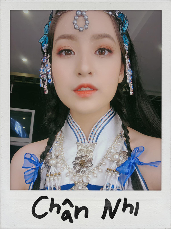 Thực tế Thảo Tâm không phải gương mặt mới. Trước MV này, Thảo Tâm được biết đến với vai diễn cô giáo Hồng trong Mắt Biếc.