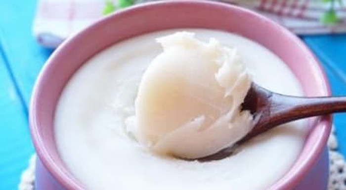 Dù vậy, bạn không nhất thiết phải nói không với mỡ động vật. Ngoài những người tiêu hóa kém, bị bệnh dạ dày, liệt nửa người, huyết áp cao, đầy hơi, tiêu chảy, lưỡi dày bám cặn, nhiệt miệng lở loét... cần hạn chế mỡ lợn. Còn lại, tùy vào độ tuổi mà bạn nên ăn luân phiên giữa dầu và mỡ động vật theo tỉ lệ phù hợp. Ở đó, người cao tuổi nên ăn tỉ lệ mỡ/dầu là 3/7 trong khi người đang độ tuổi phát triển tỉ lệ 7/3.