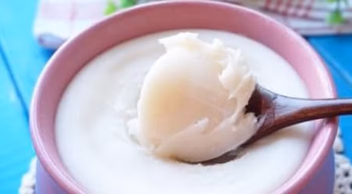 Dù vậy, bạn không nhất thiết phải nói không với mỡ động vật. Ngoài những người tiêu hóa kém, bị bệnh dạ dày, liệt nửa người, huyết áp cao, đầy hơi, tiêu chảy, lưỡi dày bám cặn, nhiệt miệng lở loét... cần hạn chế mỡ lợn. Còn lại, tùy vào độ tuổi mà bạn nên ăn luân phiên giữa dầu và mỡ động vật theo tỉ lệ phù hợp. Ở đó, người cao tuổi nên ăn tỉ lệ mỡ/dầu là 3/7 trong khi người đang độ tuổi phát triển tỉ lệ 7/3.