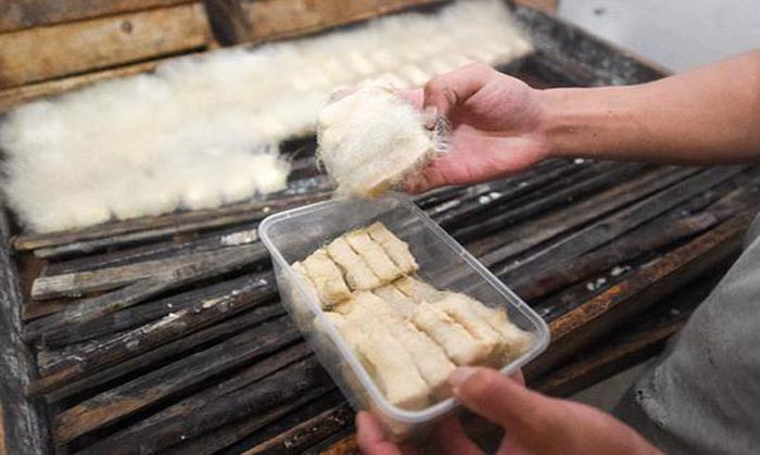 Sau quá trình ủ, những miếng đậu phụ sẽ được bao phủ bởi một lớp lông trắng, hương vị của nó ngang ngửa với đậu phụ thối trứ danh nhưng có vị đặc biệt hơn hẳn.