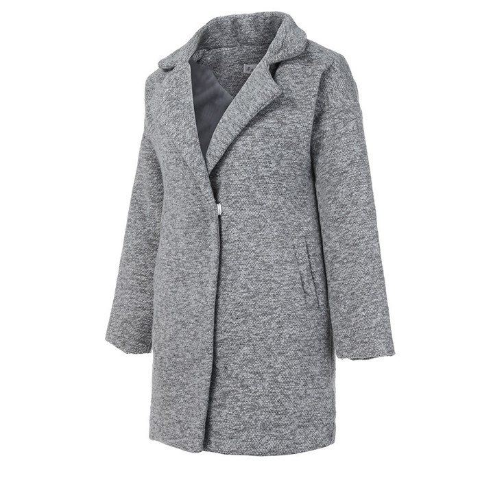 Áo khoác dáng dài cổ điển là một trong những mẫu áo được lăng xê nhiều nhất. Phụ nữ nên chọn mẫu áo khoác dáng dài tiết chế kết hợp với bốt dáng ngắn để không bị “nuốt dáng”. Ảnh: Internet.