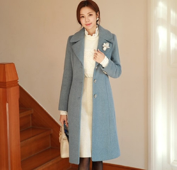 Một kiểu áo khoác khác rất “được lòng” quý cô sành mặc là mẫu áo khoác dạ dáng chữ A. Đây được xem là lựa chọn thích hợp cho chị em công sở bởi thiết kế nhấn nhá vòng eo, viền xòe thân dưới dễ phối cùng chân váy. Ảnh: Internet.