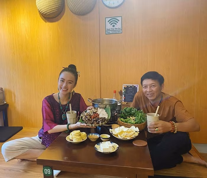 Trên trang cá nhân của mình, Angela Phương Trinh thường xuyên cập nhật hình ảnh món chay thường dùng kết hợp giới thiệu thực đơn của quán.