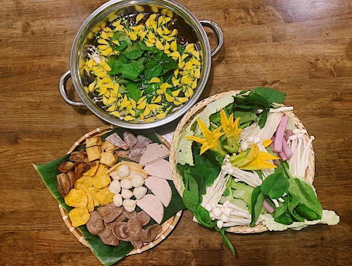 Lẩu nấm lá giang có vị chua chua ngọt ngọt không kén người ăn.