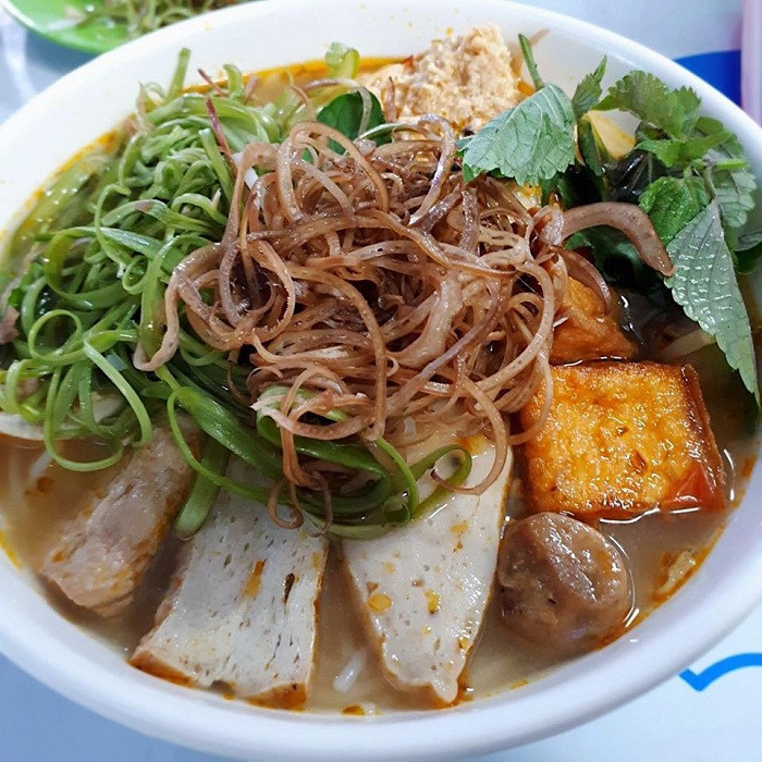 Món chay cô ăn hàng ngày khá đa dạng với đầy đủ món từ khô cho tới nước như cơm, bún Huế, bún riêu, bún thịt nướng, lẩu... Tất cả đều được chế biến và nêm nếm đậm đà ngon không khác gì món mặn.