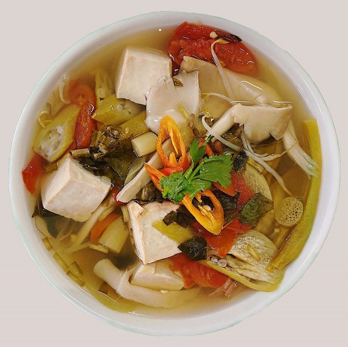 Không chỉ phát nguyện ăn chay trọn đời, mỹ nhân 25 tuổi còn thuyết phục cả nhà cùng ăn để giảm sát sinh. Cô cũng mở nhiều quán ăn tại Sài thành.