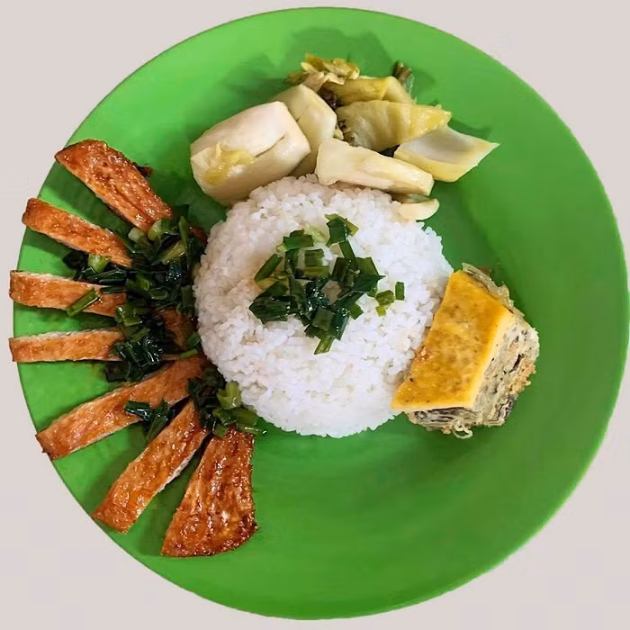 Món được người đẹp lăng xê nhiều nhất là cơm tấm sườn bì chả chay được chế biến công phu, từ màu sắc cho đến hương vị, thịt mềm rất vừa ăn trong khi mức giá chỉ 25k.