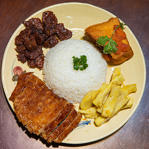 Cơm tấm thập cẩm Muối sả chay mang lại cảm giác no bụng lại vô cùng thanh tịnh.