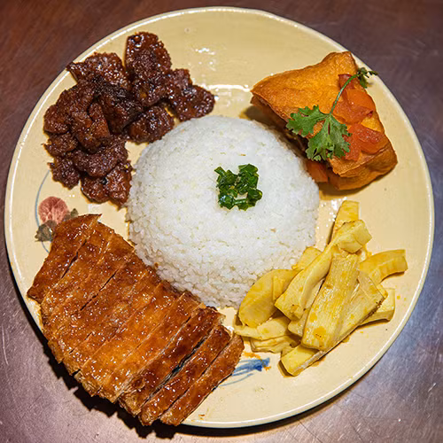 Cơm tấm thập cẩm Muối sả chay mang lại cảm giác no bụng lại vô cùng thanh tịnh.