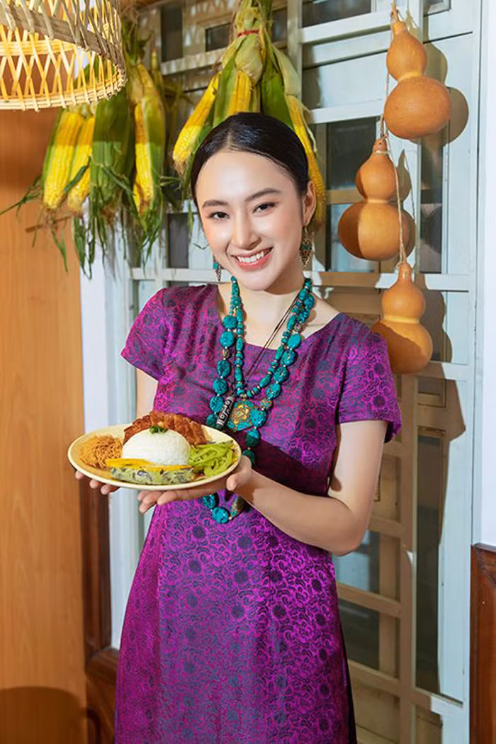Nói về bí quyết làm đẹp của Angela Phương Trinh, “bà mẹ nhí” cho biết cô ăn chay trường và chăm chỉ tập yoga.