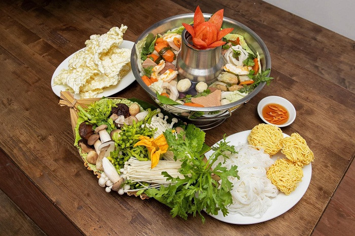 Lẩu cù lao miền Tây với vị ngọt đặc trưng vùng sông nước miền Tây, thanh của các loại nấm bổ dưỡng. Lẩu thường ăn kèm với rau tần ô, bông thiên lý và bông bí.