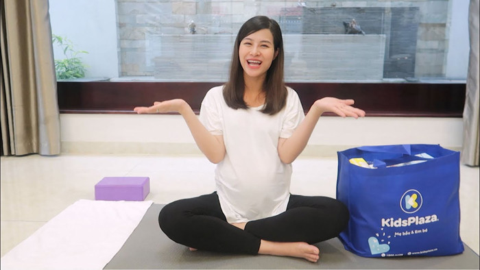 Một lợi ích tuyệt vời khác yoga mang lại cho mẹ bầu Đông Nhi là khả năng đẩy lùi tình trạng đau lưng trong thai kỳ. Nhờ thể chất và tinh thần khỏe mạnh nên trong những tháng cuối thai kỳ, giọng ca “Xin anh đừng” vẫn đi du lịch, quay MV cùng Ngô Kiến Huy hay tham gia đêm nhạc của Noo Phước Thịnh...