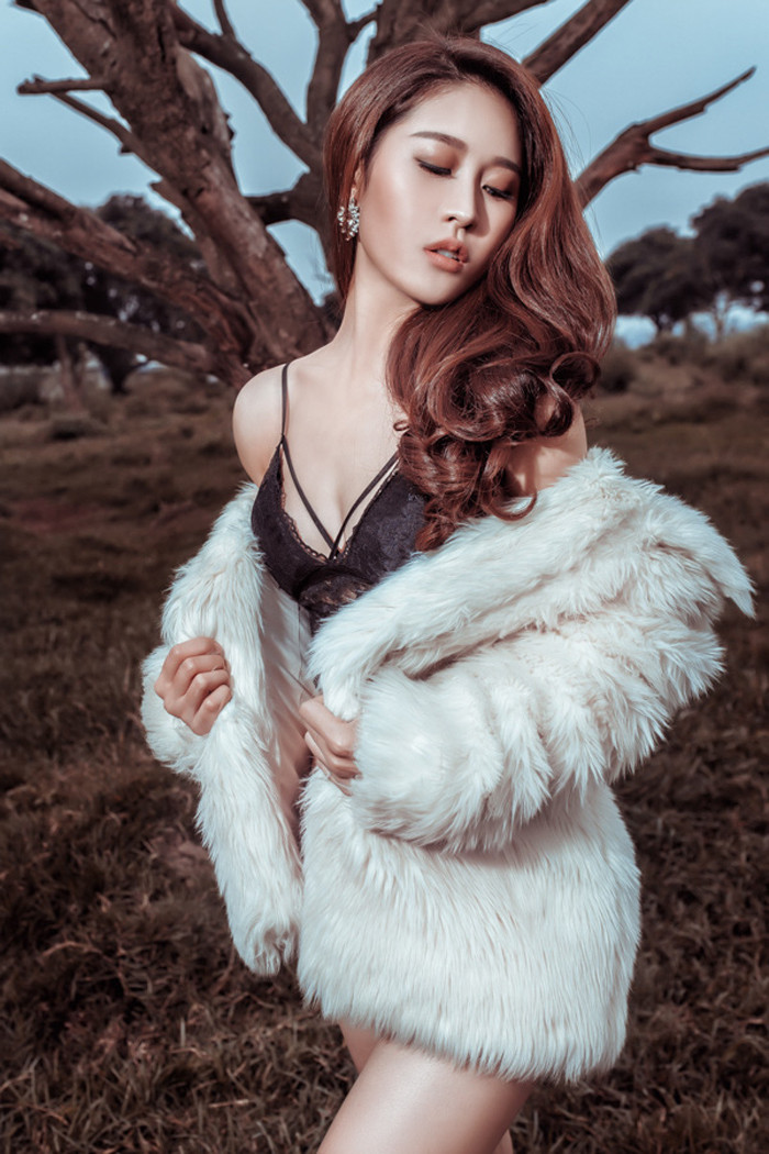 Trần Cẩm Nhung (sinh năm 1998, Tuyên Quang) không phải gương mặt xa lạ trong làng giải trí. Cô là người mẫu, từng xuất hiện trong chương trình Hãy chọn giá đúng và nổi tiếng với vai Xoan trong series phim hài Tết Làng ế vợ.