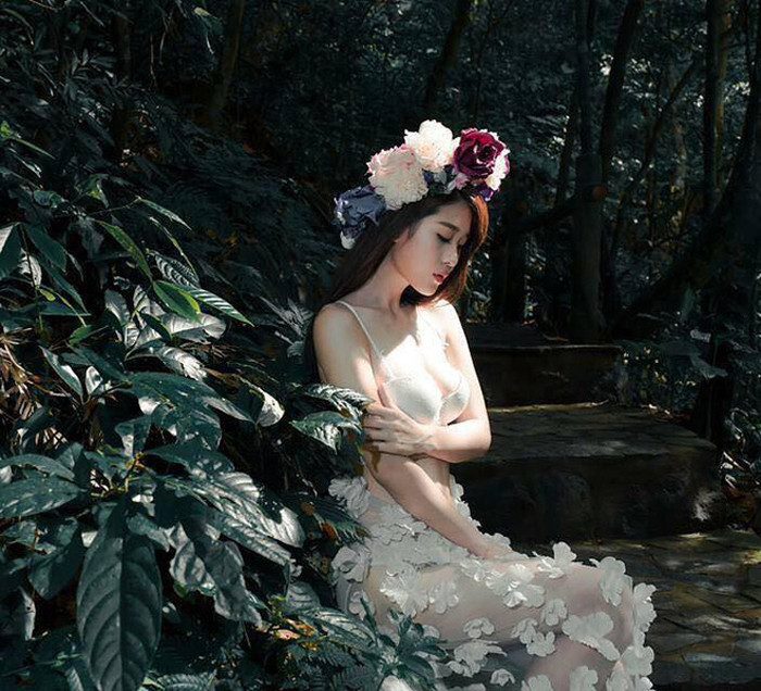 Thiết kế chất liệu ren giúp Cẩm Nhung không cần hở bạo nhưng vẫn thiêu đốt mọi ánh nhìn.