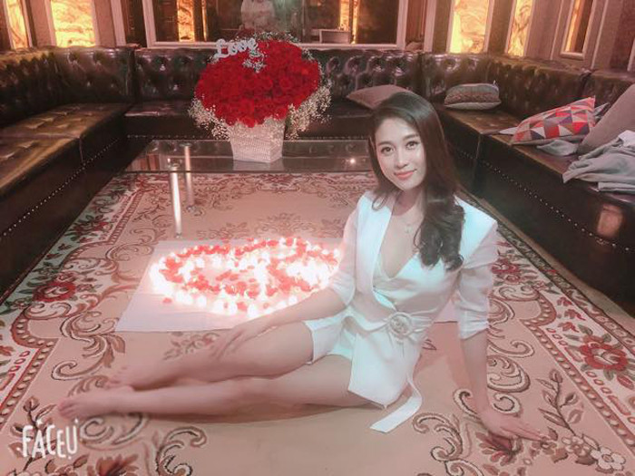 Cô thường ưu ái trang phục bó sát để thể hiện gu thời trang độc đáo, phô diễn lợi thế hình thể khi dạo phố, tham dự sự kiện hoặc chụp các bộ ảnh thời trang.