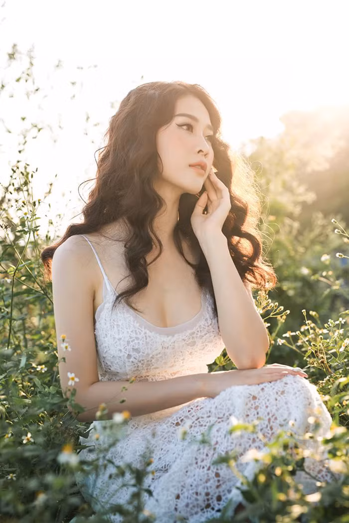 Thân hình gợi cảm, gương mặt ưu nhìn của Cẩm Nhung chưa bao giờ khiến người hâm mộ thất vọng, giúp cô chinh phục “chặt chém” với mọi phong cách.