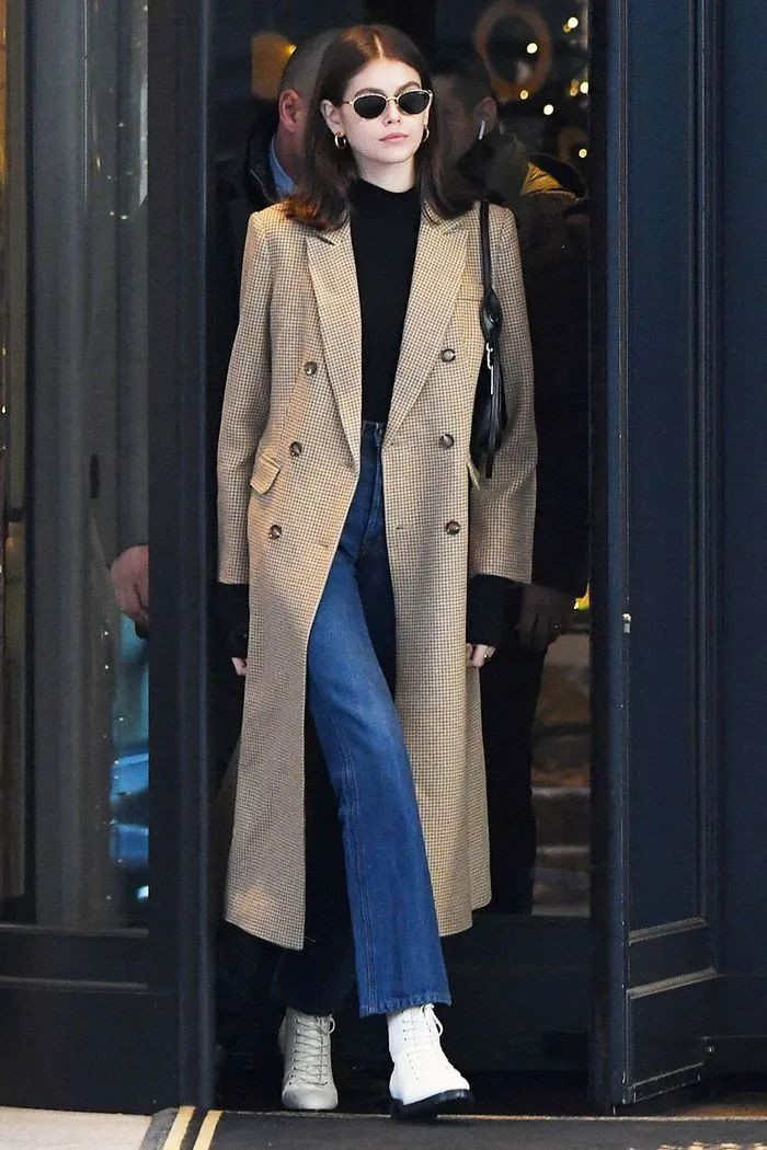 Lưu ý, khi mặc áo khoác dáng dài họa tiết nhất định phải phối cùng với bốt ngắn mũi nhọn, màu sắc cơ bản mới không tạo hiệu ứng cồng kềnh.