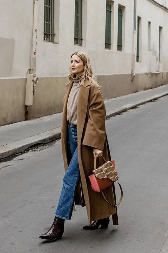 Áo khoác dáng dài phối cùng quần jean mang lại cảm giác phóng khoáng, năng động cho người mặc.