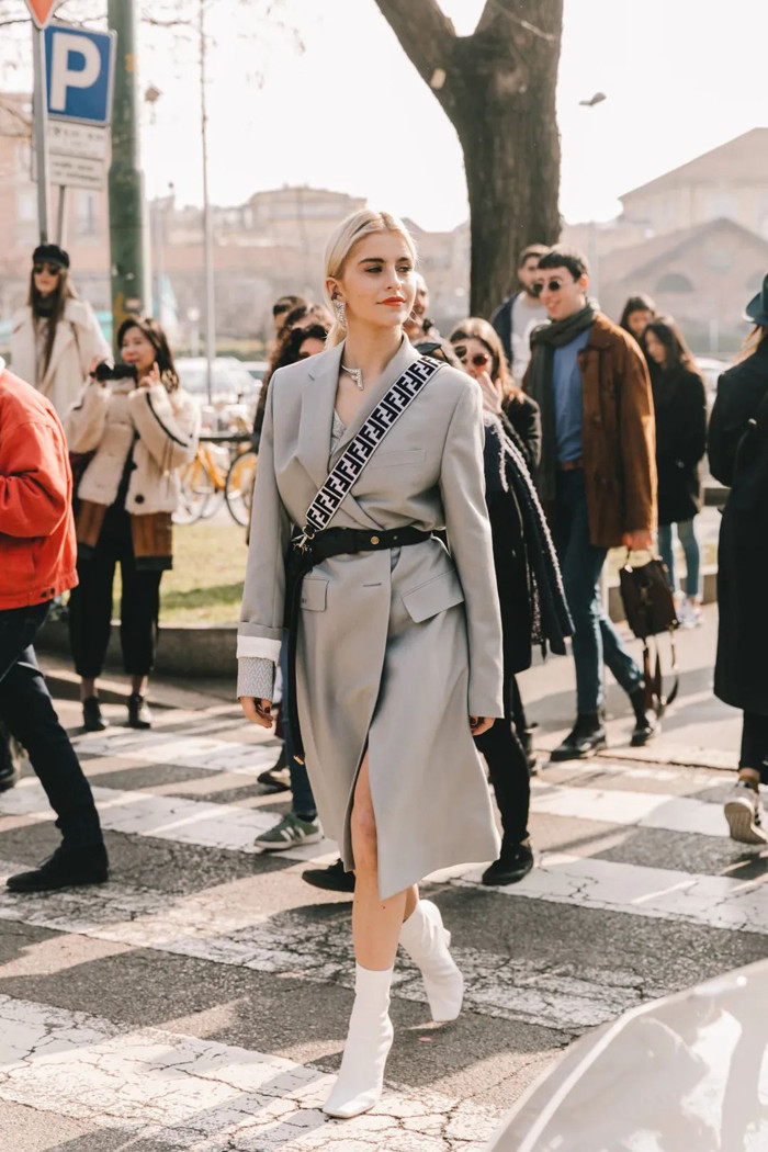 Áo khoác dài không phải item xa lạ. Tuy nhiên để hợp xu hướng thời trang chị em không nên lựa chọn áo khoác họa tiết rườm rà hay màu sắc sặc sỡ khiến mình trở nên lạc mốt.